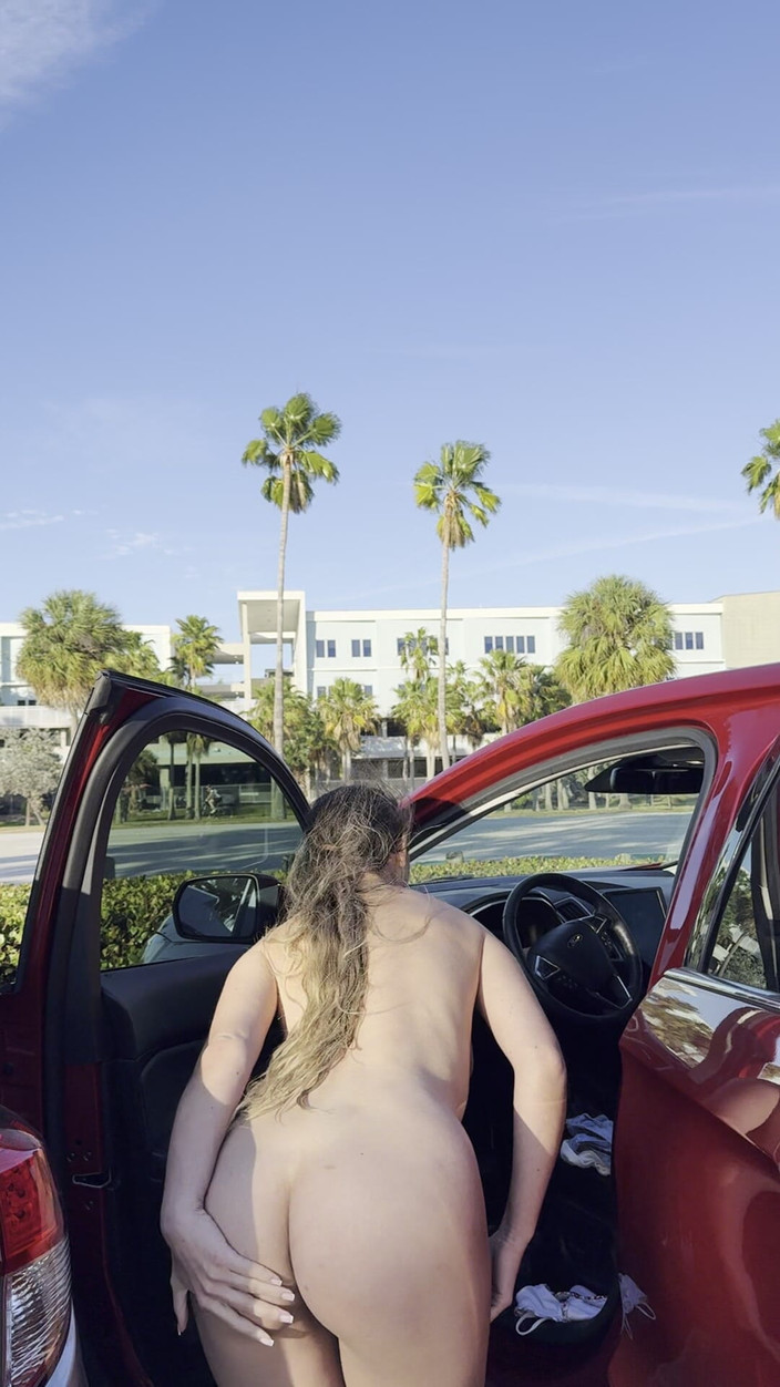 Sweet Buttocks: Estaba mojada después de la playa y necesitaba cambiarme de...