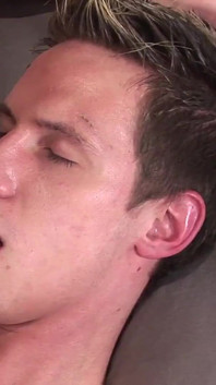 Video độc quyền bareback: những chàng trai tóc đen gợi cảm chúc mừng được đụ sung sướng