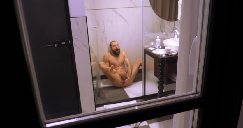 Jerking studs: Um cara no chuveiro