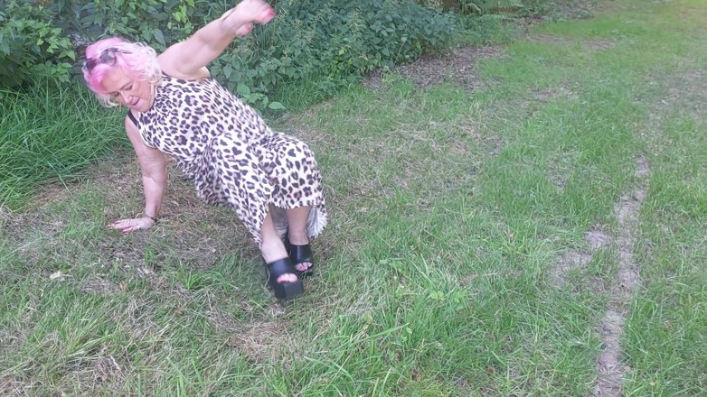 PureVicky66: Mature Slut Fingers Pussy Outdoors Till Squirting Explosion