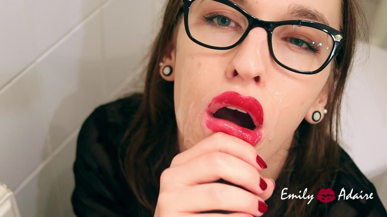 Emily Adaire: Setiausaha transeksual menghisap batang bosnya di bilik air pejabat untuk...