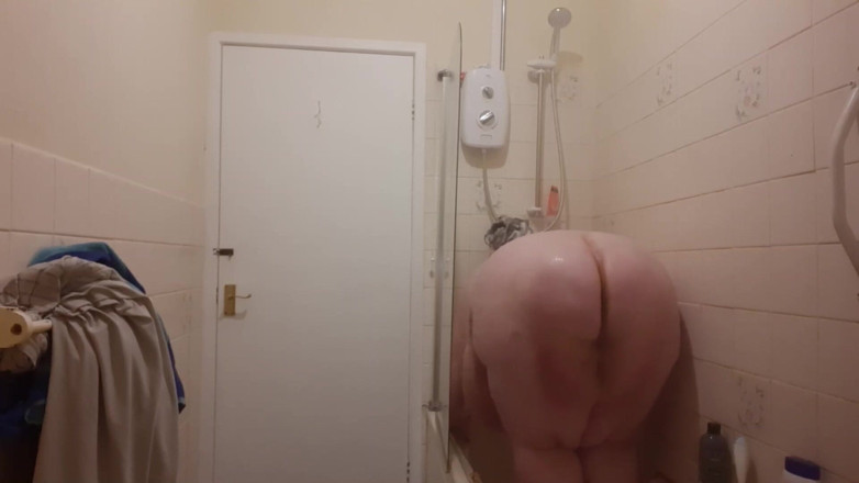 SSBBWLadyBrads: SSBBW อาบน้ำแล้วสั่นหน้าท้องเล่น