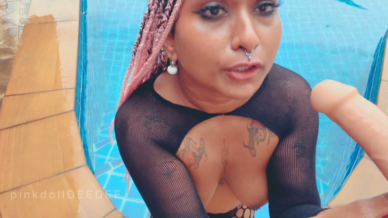 Desibhabhisimi: Deep Throat Dildo in Pool