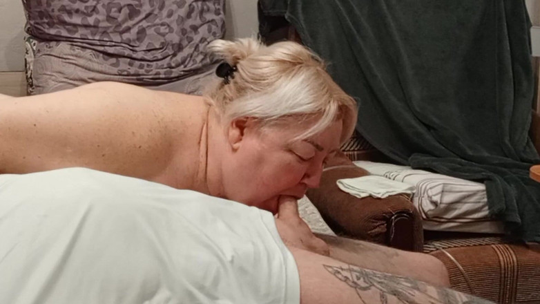 Zona901: Granne älskar att ta kuk i halsen och svälja sperma