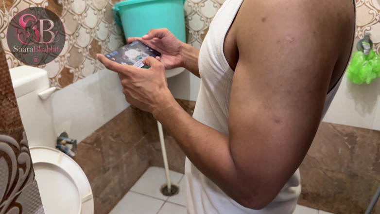 Saarabhabhi6: 배다른아빠가 게임 중독에 중독되어 계모는 배다른 아들의 게임 중독을 어떻게 치료했습니까?