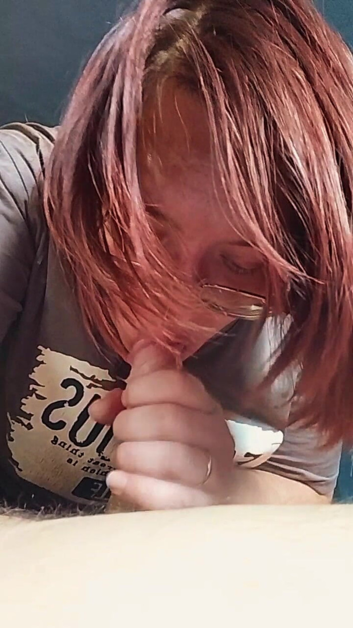 SchoolPrincess: Teman wanita amatur blowjob dan bukannya memasak - si rambut coklat...