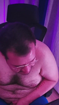 Pulisce l'orso gay che fuma nuvole sul desktop mentre ihes lavora da casa-1