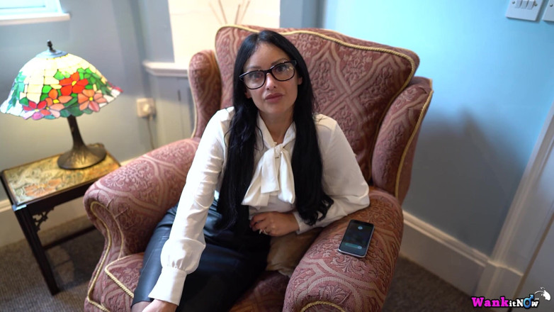 Wank it Now: Cassie Clarke - estudiante distraída