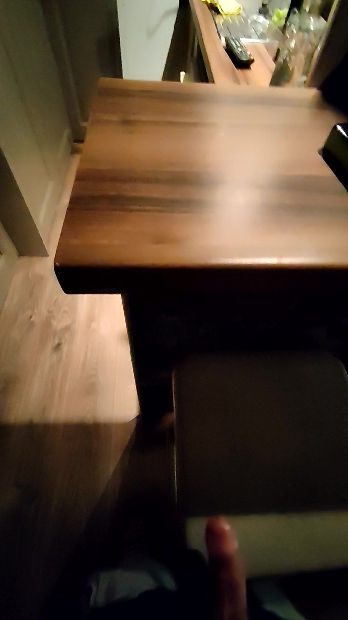 LcDream: Con cặc nhỏ xuất tinh trên ghế quầy bar trong...