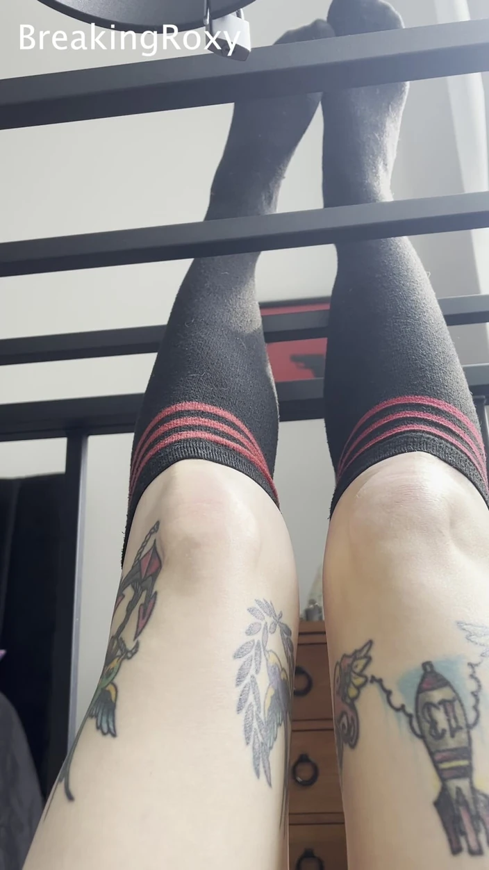 Roxy the Brat: 穿着膝盖高袜子的被关起来的奴隶女孩把脚摩擦到鸡巴上