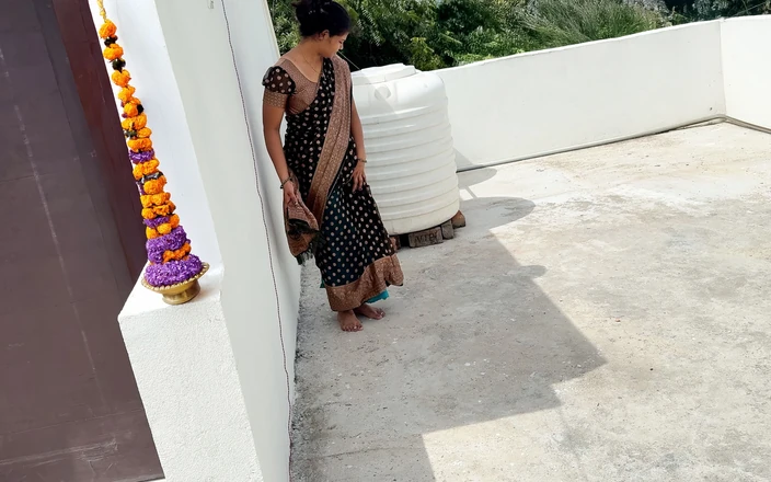 Sexy Komal: Komal Went to the Roof, Called Her Friend Behind Her,...