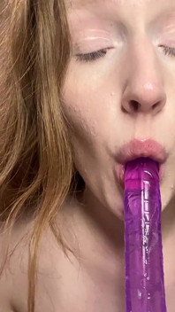 Obciąganie i ręczna robota na Dildo z bliska