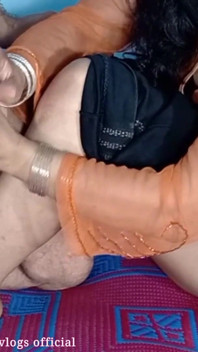 Paquistanesa menina Sara dá punheta e recebe sua buceta fodida com força em estilo vaqueira