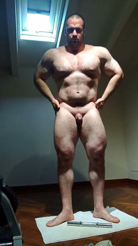 아령에게 더러운 풋잡을 주는 근육질 보디빌더, M