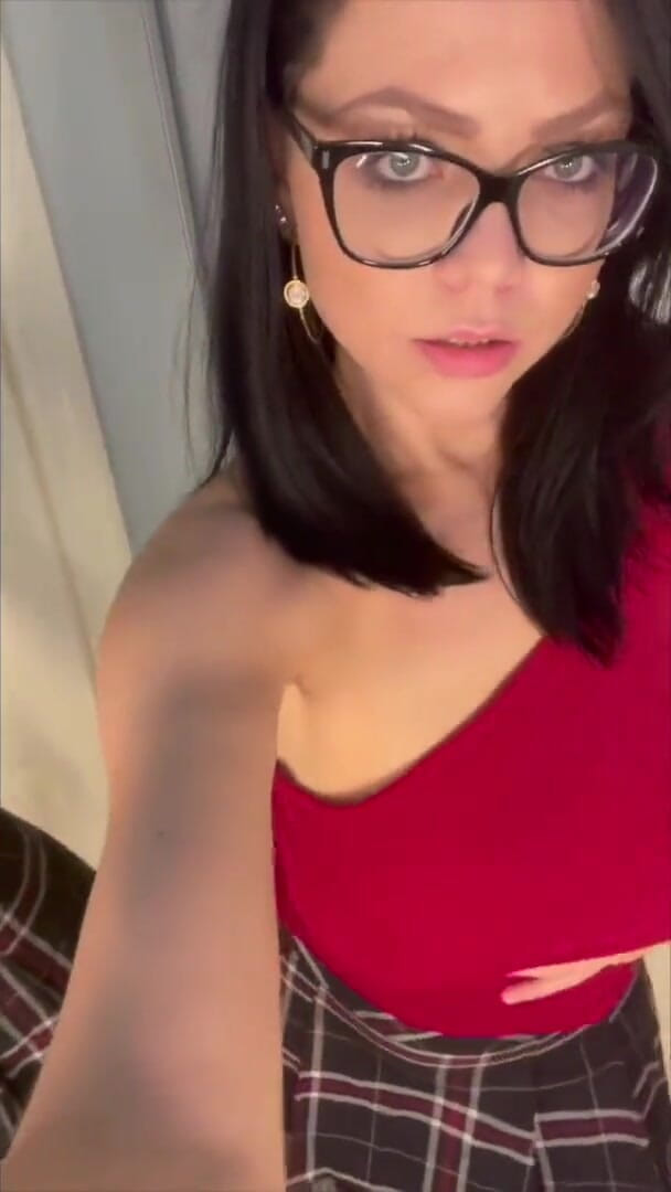Shione Cooper: 미니 스커트와 스타킹을 입고 자위하는 셀카 비디오