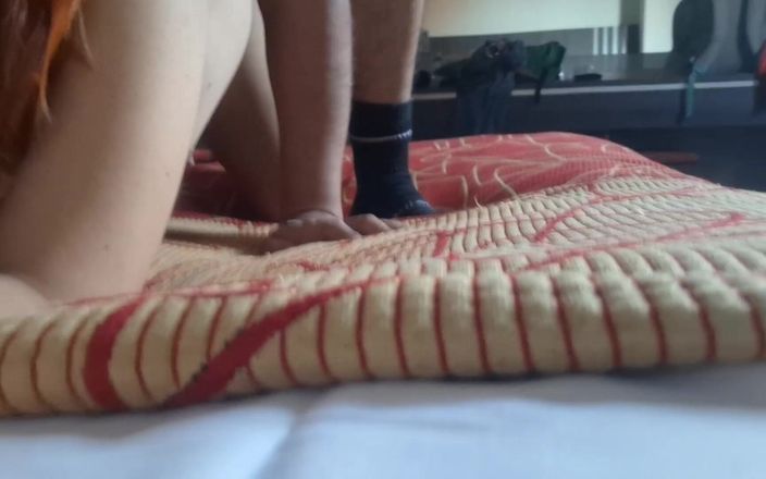Our threesome adventures: Une salope soumise se fait baiser par une grosse bite