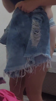 แม่เลี้ยงเปลี่ยนเสื้อผ้าข้างๆ ฉัน ฉันเลยตัดสินใจถ่ายคลิป แต่โดนจับได้คาหนังคาเขา
