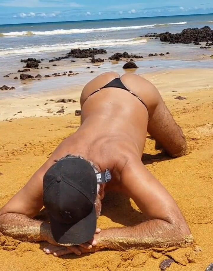 Ladysilvas: Ladysilva på stranden i trosor som visar upp sin heta...