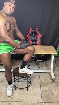 Streamer gay berotot berotot mengocok kontol raksasa setelah berolahraga