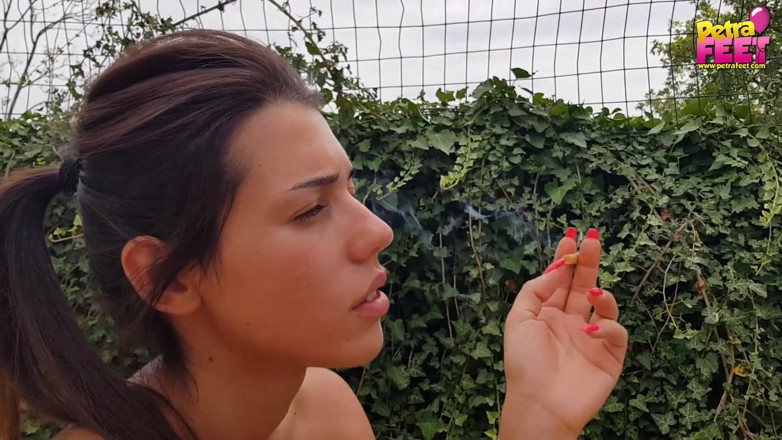 Smokin Fetish: Si rambut coklat yang menyeronokkan merokok di luar rumah