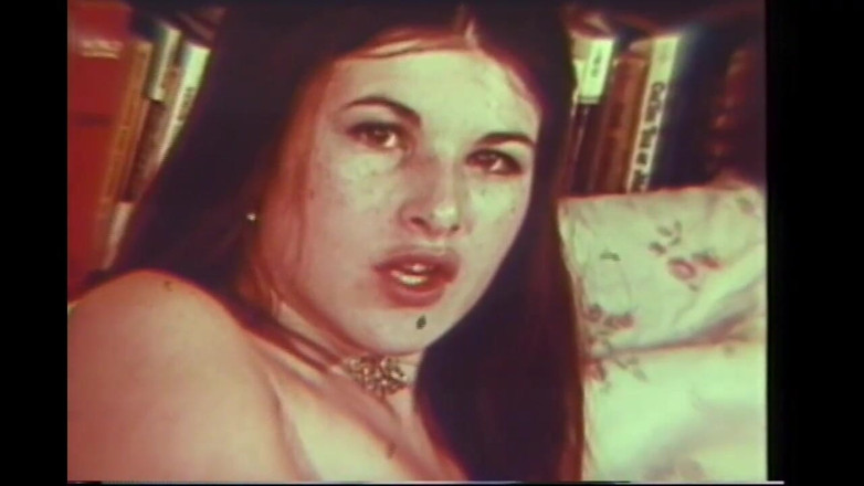 Vintage megastore: Des femmes rebelles à la recherche de la bite faite pour...