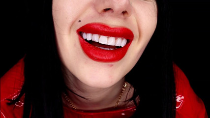 Goddess Misha Goldy: Labbra rosse che sborra con ISTRUZIONI per sborrare