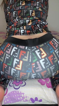 Chándal se tira pedos en la cama