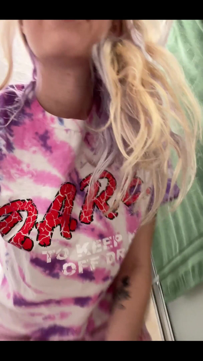 Pearlsage: 毛茸茸的阴部从后面撒尿