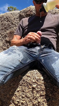 Aku lagi asik mendaki jeans basah sampai muncrat
