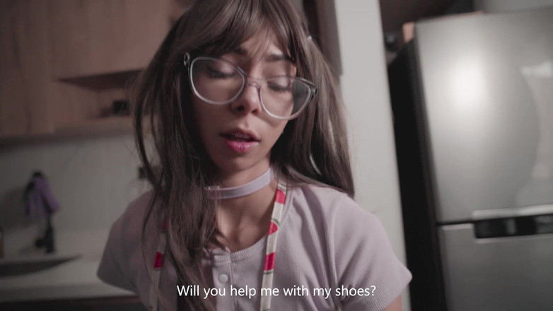 Cindy Luna Petite: Trad 妻子在做饭时被深交：重口味性爱！