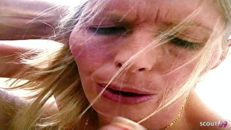 Shemale TS Collection: Loira transsexual dá um boquete para caras no primeiro encontro