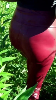 kilat di lapangan bunga matahari dan sperma berjalan kaki dengan legging kulit di luar ruangan