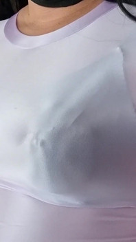 Bellissimo e sexy top in spandex trasparente e reggiseno nero con tette a punta