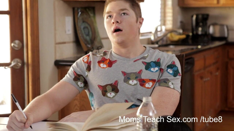 Moms teach sex: Sesi belajar berubah menjadi seksual