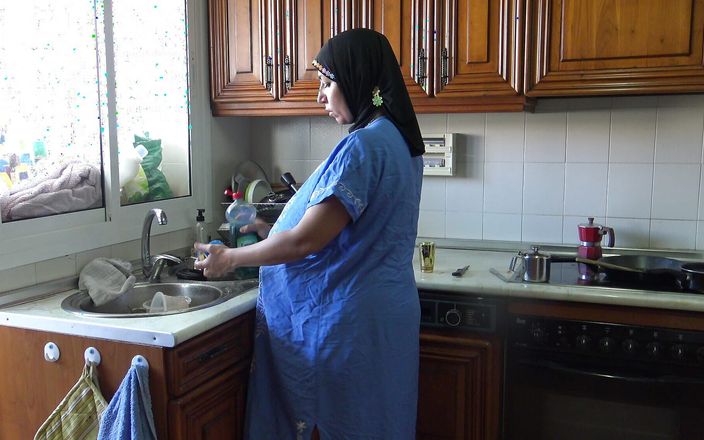 Souzan Halabi: 설거지를 하는 동안 질싸 당하는 임신한 이집트 와이프