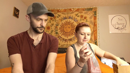 Sin Spice by Sophia Sinclair and Jasper Spice: Logyny Horkable Skin Sací pohár dildo rozbalení a masturbace