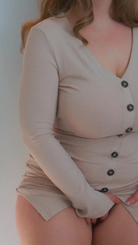 Baculatá MILFka masturbuje ve stoje