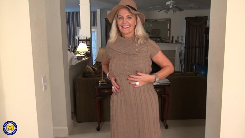 Mature Solo NL: Cette femme mature à gros nichons adore jouer avec des jouets...