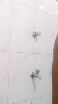 Video kencing – remaja Asia kencing semasa mandi bahagian 02