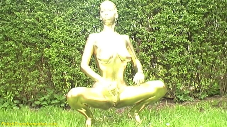 Fetish Islands: Verrücktes, goldmetallisch bemaltes, vollbusiges statuenmädchen im freien