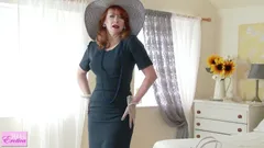 Roșcată britanică matură sexy Stăpâna Red se masturbează în ciorapi și bretele