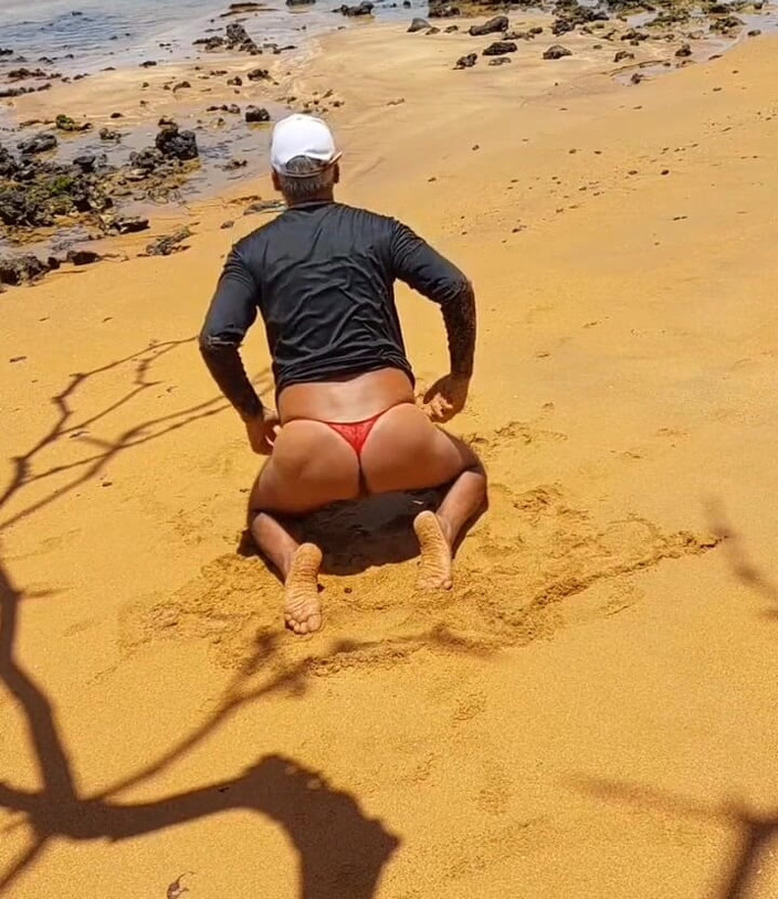 Ladysilvas: Ladysilva crossdresser bragas en la playa mostrando su culo caliente