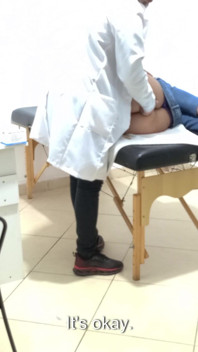 Proktolog wykonuje badanie analne na zaparowanym pacjencie