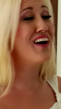 Fusta roz se stinge - Două bombe blonde se ling și se cu degetul