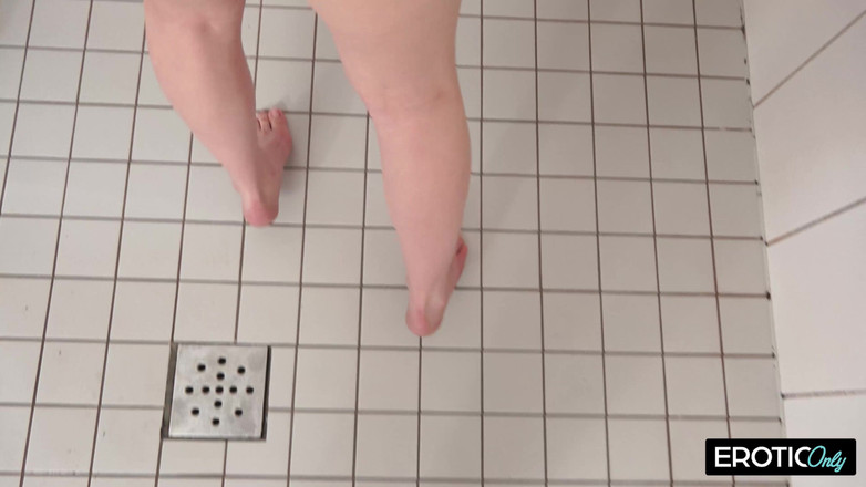 MILFFreaksX: 他偷偷溜进女浴室，操亚洲小女孩