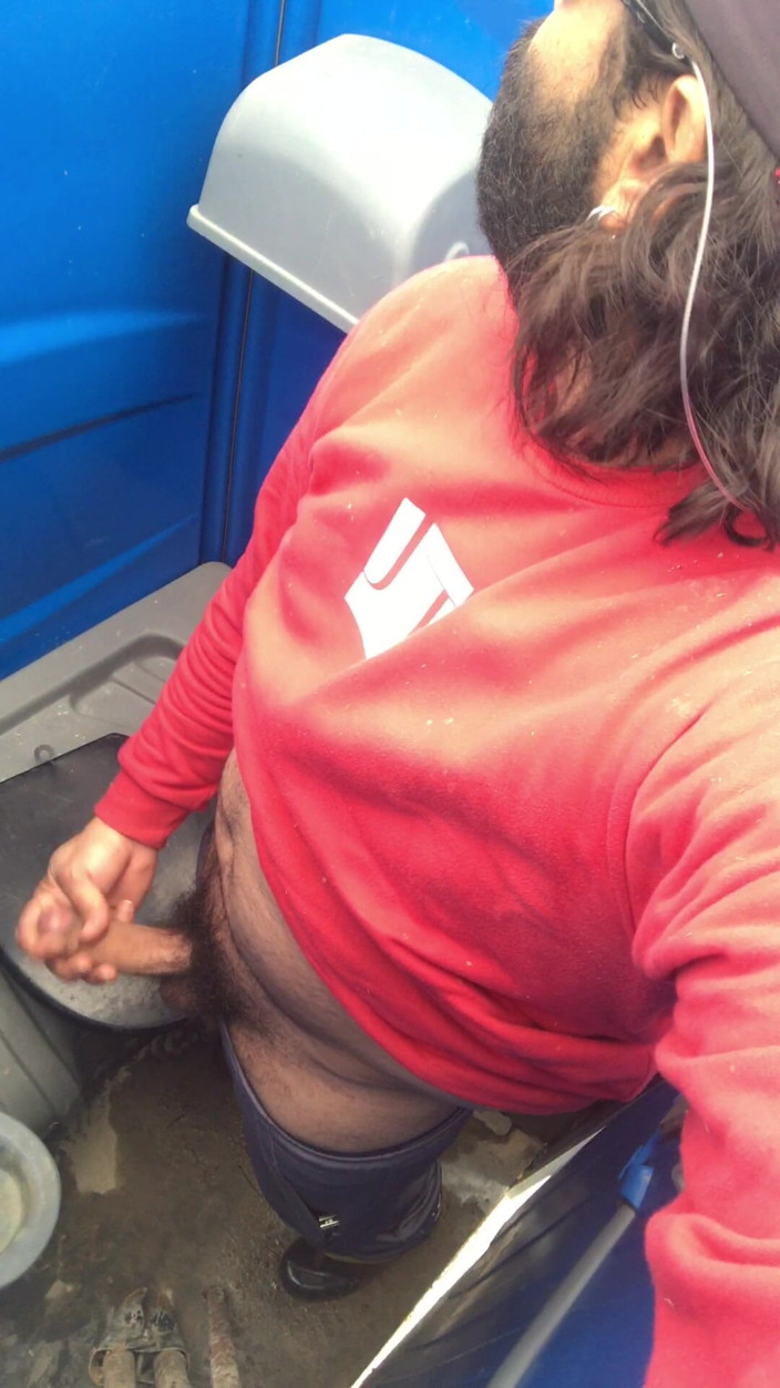 i7Bernard: Tragbare Toilette auf der Baustelle von Porto Belo