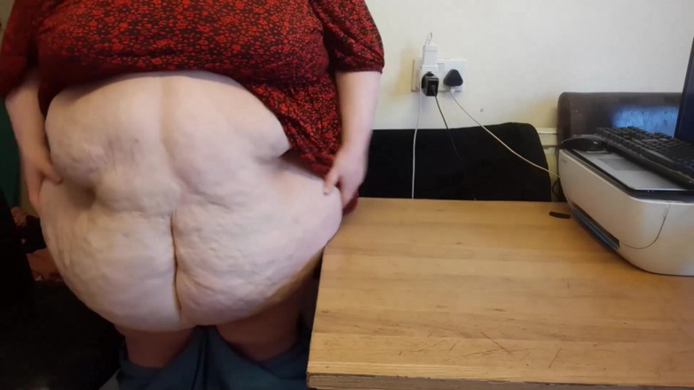 SSBBWLadyBrads: SSBBW mage slår på bordet jordslag
