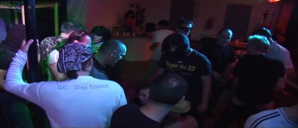 Lucky Cooch: Gagică blondă futută în grup de o mulțime excitată în orgia clubului...