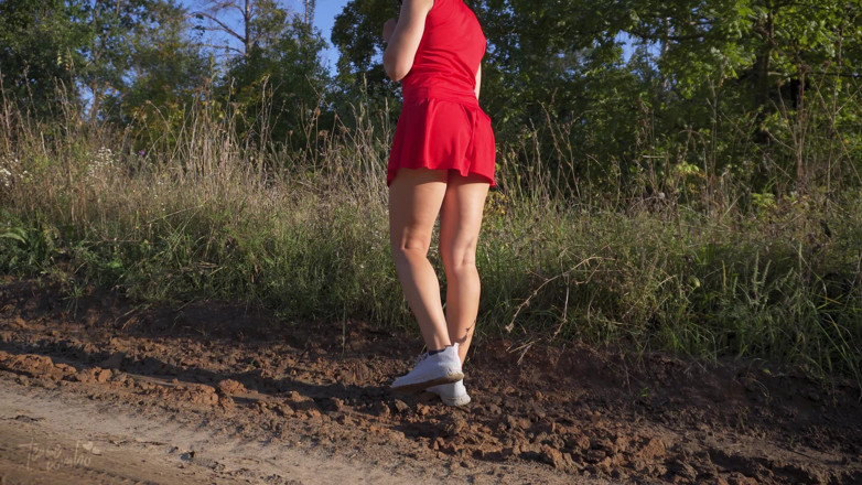 Teasecombo 4K: Gadis berpakaian pendek berjalan di luar ruangan dan pamer pantat