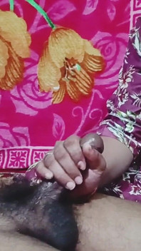 Desi Bhabhi poszedł przekonać swojego szwagra masując olej i zaczął potrząsać jego kutasem